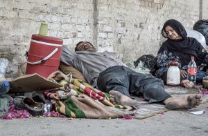 اگر این مادر پیر و پسرش باید در کنار خیابان چاد ربزنند بخ این خاطر است که  فرذی حزب اللهی مانند محمود اسلامیان  به بیت المال ذست ذرازی کردخ است و حق مردم ما را دزدیذه است 