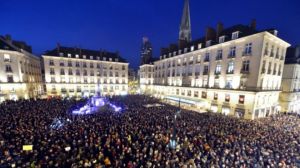 تجمع هزاران نفر برای ادای احترام به قربانیان حمله به دفتر مجله شارلی ابدو عکس ونوضیح از سایت BBC فارسی