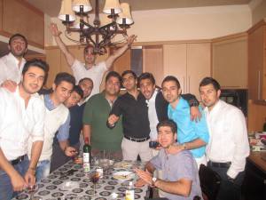 ببینید که حزب اللهی ها در پشت کاخ های خود با پول ما مردم ایران به شراب خواری  مشغول هستند و بخ ریش حزب الله و حکومت اسلامی می خندند 