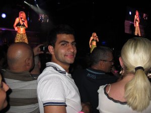 ن آقازادگان حزب الله از روزی بترسند که آتش خشم مردم ایران  به جان آمده از این همه دو رویی و فساد خانمان آنها را در هم حواهد پیچاند . این جوانک حزب اللهی همان علیرشا اسلامیان است  که در کابراه به نماز سب مشغول است !!!