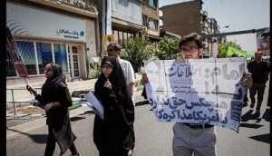 حزب اله باید کمی واقع بین باشد و ببیند که سران حزب الله از احسسات ارتجاعی ضد پیشرفت و تمدن آنان سوء استفاده می کنند 