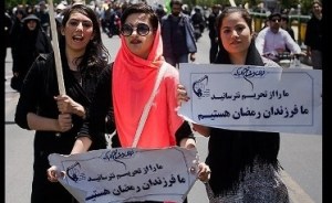 و این چنین است که خواهران بسیجی مقنعه و حجاب از سر بر می کشند و بی پروا در کوچه و بازار به فریاد زدن آغاز می کنند 