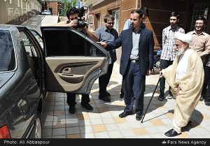 این عابد ریایی را ببینید که چگونه در جند روز پایان عمر به کبکبه و دبدبه و اتومبیل آخرین سیستمی، فریفته شده است و ادعاهای حکومت عدل غلی و زهد وتقوا ی ی را که تمام عمر مدعی آن بوده است را فراموش کرده است 